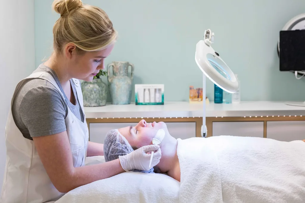 Microneedling-behandeling van het gelaat bij Dermavita Huidtherapie Zaandam