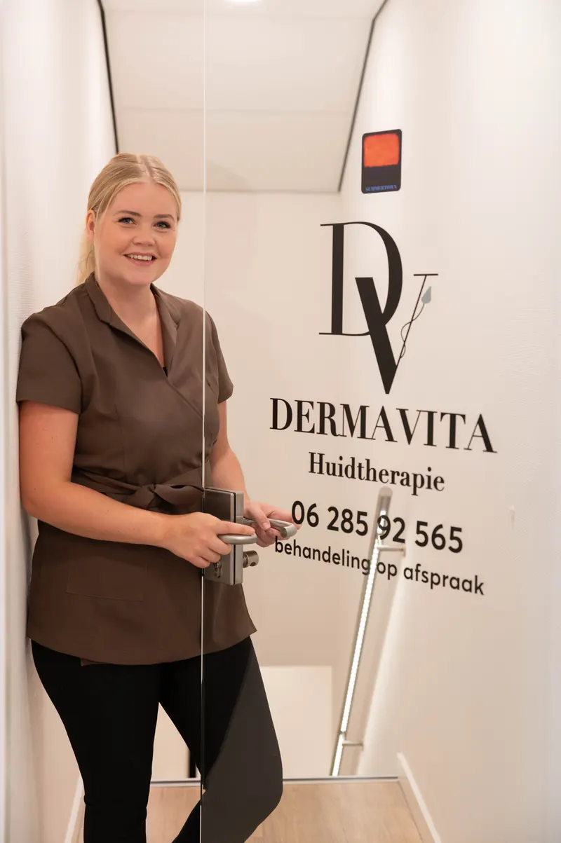 De entree van Dermavita Huidtherapie met het praktijklogo op de deur