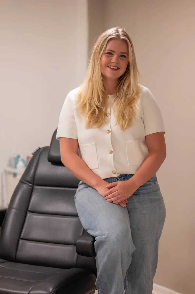 Huidtherapeut Sanne Cordes bij de behandelstoel van Dermavita Huidtherapie in Zaandam